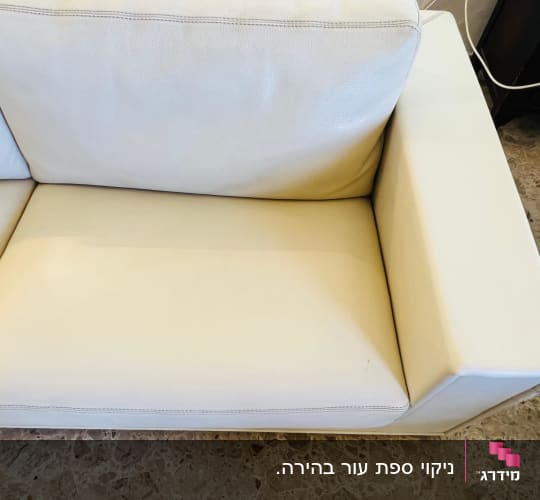 ספה לבנה על רצפת שיש